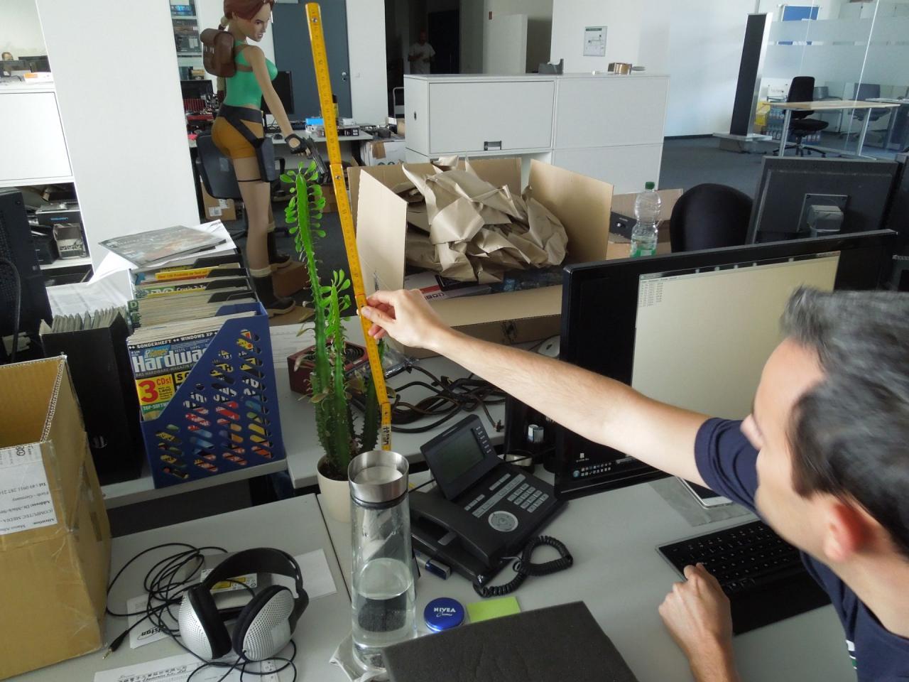 [11/07/2014] Nicht alles, was uns beschäftigt, hat einen Bildschirm. Zumindest die meisten von uns. Hier arbeitet unser Redaktionsbotaniker Waadt daran, sich einen leckeren Salat-Kaktus für den künftigen Verzehr heranzuziehen. Das ist jedoch nichts für Viel-Esser: Die Pflanze wuchs die letzten beiden Jahre nur um etwa 22 cm.