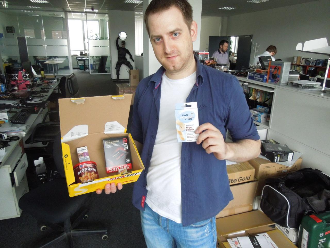 [11/07/2014] Hier präsentiert Reinhard die grundlegende Überlebensausrüstung zum Testen von SSDs: Diese enthält neben Erdnüssen auch in der Wichtigkeit nicht zu unterschätzende Pflaster. Und falls die Leistungswerte der Sandisk Extreme Pro zu staunenden Blicken führen sollten, erleichtern die Augentropfen das ungläublige Blinzeln ungemein.