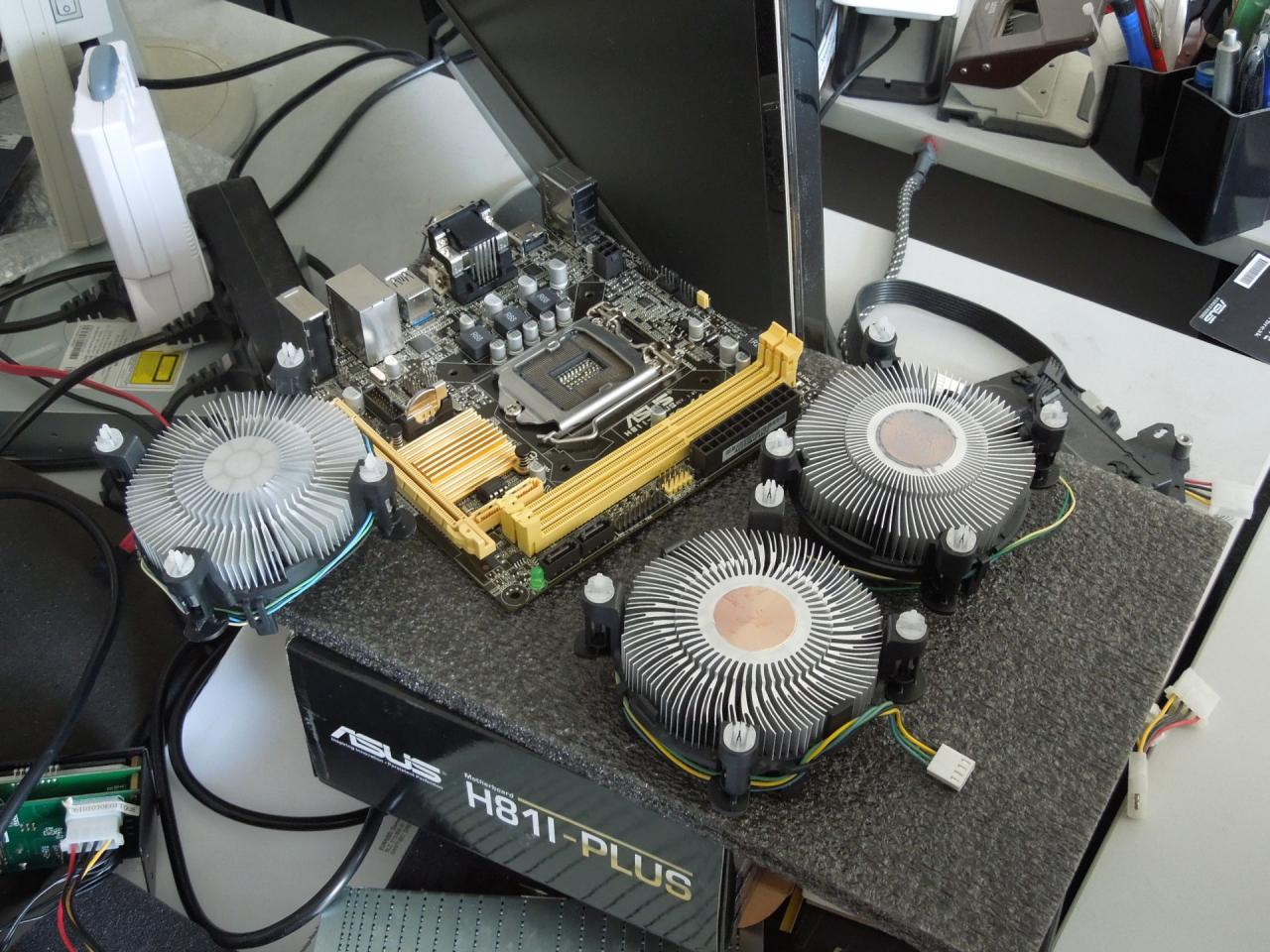 [18/07/2014] Auf dem Tisch von Herrn Wilke liegen diverse Komponenten, die ein Overclocker in der Regel nicht einmal mit der Kneifzange anfassen würde. Auf Rückfrage versicherte uns Stephan aber, dass es sich hier um Utensilien halten soll, welche in einem Übertaktungsartikel vorkommen sollen. Haben Sie plausible Vermutungen, worum es in diesem Artikel gehen könnte?