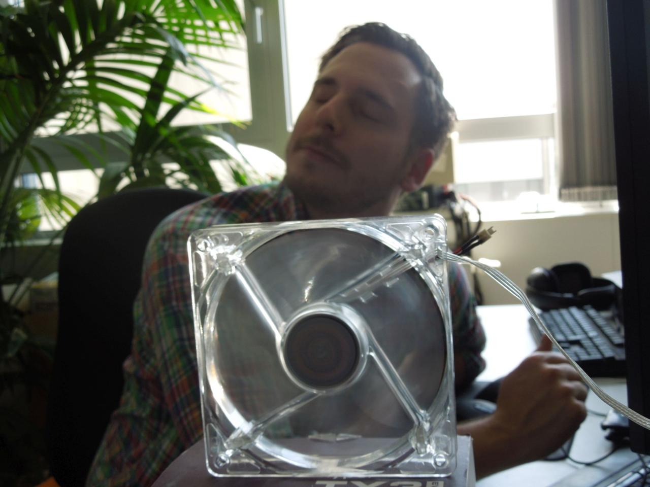 [18/07/2014] Der Sommer bringt in der Regel lebensfeindliche Temperaturen jenseits der 20 °C mit sich - zu viel für wahre Nerds, deren Haut in der Regel nur fahlem Monitor-Licht ausgesetzt ist. Manch' ein Redakteur muss hier kreativ werden und entwickelt dabei hochkomplexe Apparate um sich kühl zu halten. Es scheint zu funktionieren.
