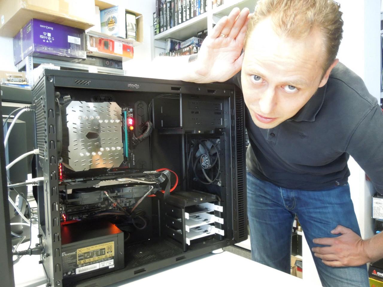 [11/07/2014] Eines der großen Themen in der kommenden Ausgabe sind möglichst passiv gekühlte PCs. Hier siehen Sie die ersten Früchte dieser Bemühungen. Marco stellt mit dem präzisesten Messgerät, das wir haben - seinem Gehör - fest, dass sich kein Lüfter zu drehen scheint.