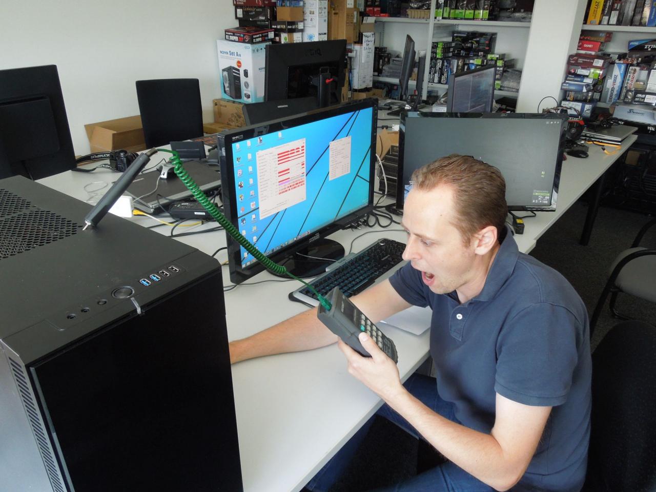 [18/07/2014] Auch diese Woche stand der semi-aktive PC im Fokus des Schaffens einiger Redakteure. Hier nimmt Marco gerade eine Temperaturmessung im Gehäuseinneren vor. Das Gesicht lässt uns vermuten, dass er gerade mit einer Kernschmelze zu kämpfen hat.