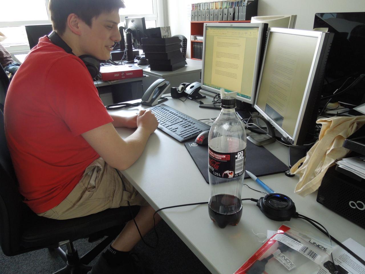 [11/07/2014] Mark Mantel, ehemaliger Praktikant, hat nun die Weihen eines Volontariats bei PC Games Hardware erfahren. Eine solche Ehre geht natürlich mit einem krösushaften, monatlich überwiesenen Reichtum einher, den der Jungvolontär sogleich in solch edle Tropfen wie Coke Zero investiert. Ein teures Getränk wie dieses muss natürlich aus dem Augenwinkel bewacht werden: Durstige Kollegen sind zahlreich in der Redaktion.