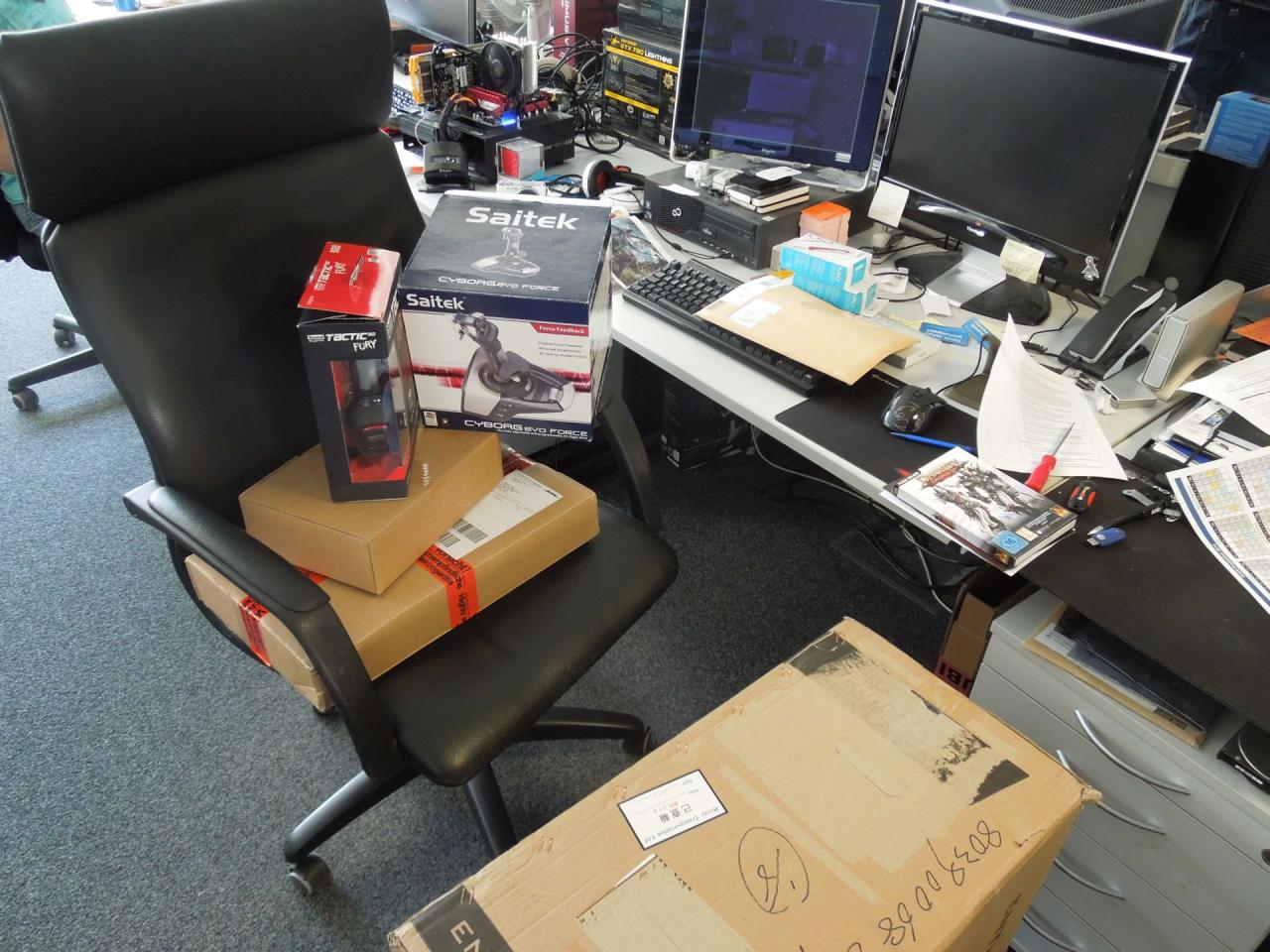 [18/07/2014] Während unser Spieleonkel Stöwer noch immer seine Zeit auf den tropischen Stränden (?) von Paderborn verbringt, sammeln sich in seinem PCGH-Herrschaftsbereich Pakete mit den Gegenständen künftiger Artikel. Der morgige Montag wurde sicherheitshalber voll für das Wiederzugänglichmachen seines Arbeitsplatzes vorgesehen.