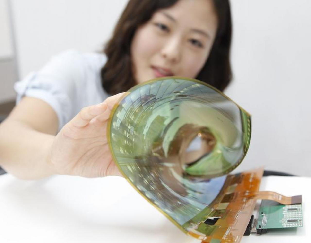 [14/07/2014] LG zeigt sehr biegsames 18-Zoll-OLED-Display (2)