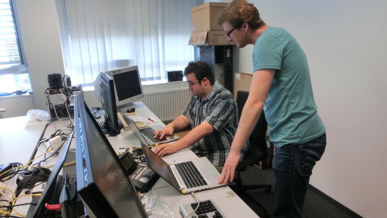 [04/07/2014] Ein Kontrollfreak ist unser Volo mit dem audiophilen Gehörgang bestimmt nicht. Nachdem Prakti Christian aber überhaupt kein Feedback mehr über seine Battlefield-4-Benchkünste gegeben hat, wollte her Reuther doch mal nach dem Rechten sehen. Phils Blick nach zu urteilen scheint der Kollege auch so seine Probleme mit der WASD-Haltung bei flachen Notebook-Tasten zu haben. Da müssen wir wohl noch mal etwas üben Herr Rahn, was?