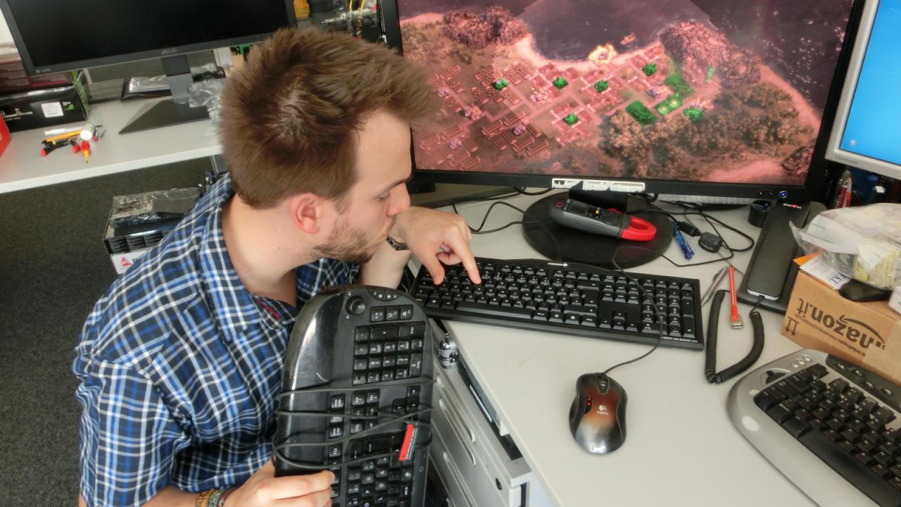 [04/07/2014] Ganz, ganz vorsichtig ergründet unser Raff das Geheimnis seiner ersten mechanischen Tastatur. Die hat ihm der Spielonkel als Missionar für die edlen Eingabegeräte als Austausch für sein doch schon in die Jahre gekommenes Gummidom-Tastenbrett großzügig überlassen. Und lassen Sie es sich gesagt sein, schon zwei Tage später wollte Herr Vötter das Gerät nicht mehr missen und hat sich artig bei unserem Tastatur-Paten (siehe nächstes Bild) bedankt.