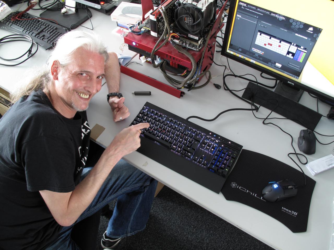 [04/07/2014] Das ist ja fast so schön wie in der Disco nebenan, denkt sich unser selbst ernannter Pate aller mechanischen Tastaturen. Das mit Cherry-MX-RGB-Schaltern bestückte Corsair-Keyboard ist aber auch ein feines Spielzeug für alle, die wie der Redaktionsoldie von vielen bunten Lichtern in allen möglichen Farben und viel Blink-Blink magisch angezogen werden. Und das kann Herr Stöwer jetzt noch für jede Taste einzeln einstellen, dagegen ist eine Lichtorgel ja Kleinkram.