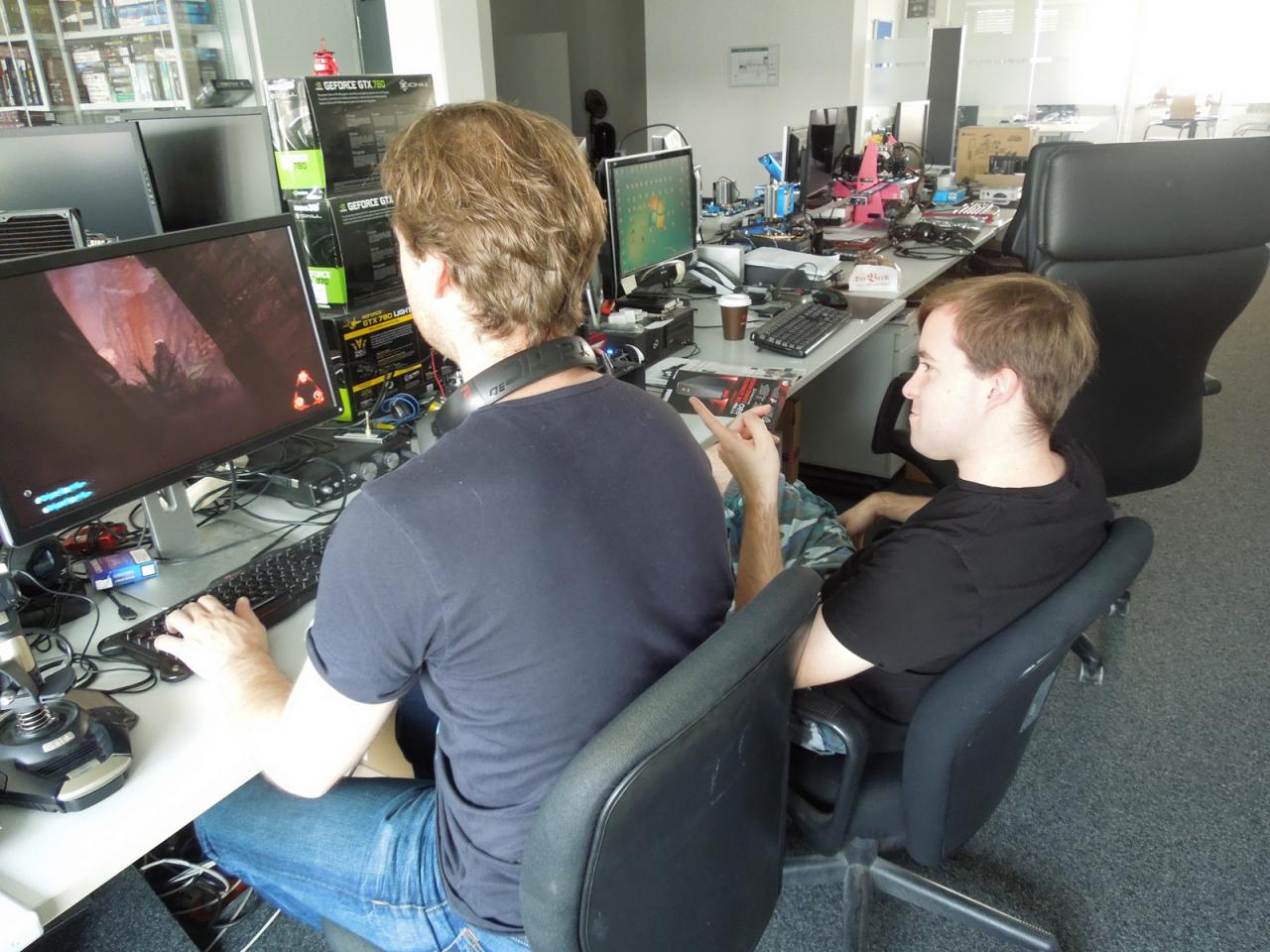 [25/07/2014] Ja, ja, PCGH-Praktis haben bei uns schon ein schönes Leben. Sie dürfen mit (fast) gestandenen Redakteuren über Spiele fachsimpeln und können schon Titel bestaunen, die sie als 