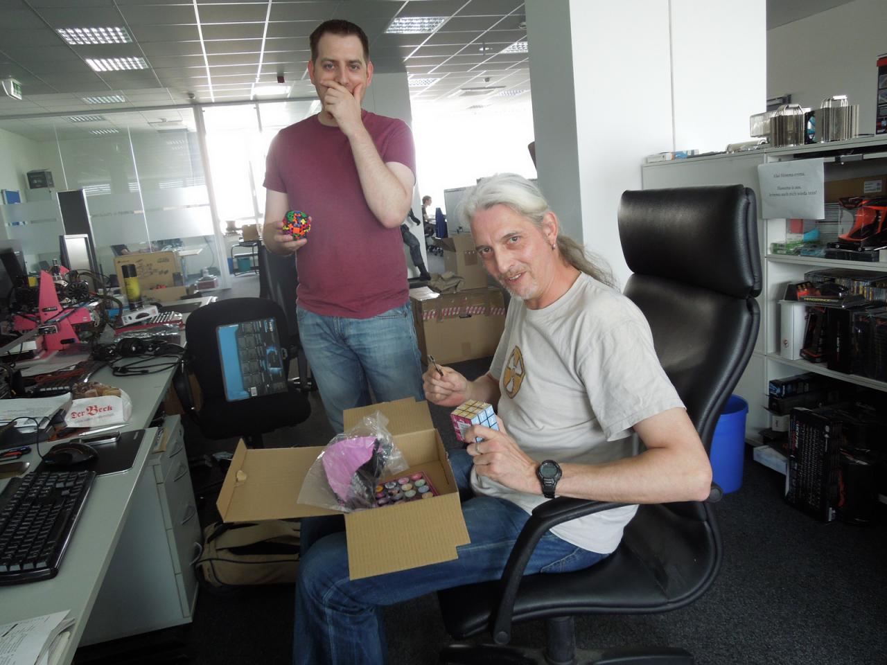 [25/07/2014] Da will Herr Stöwer mal seinen schönen Zauberwürfel angeben, den ihm Rockstar Games anlässlich des zehnten GTA-Vice-City-Jubiläums zusammen mit dem eben schon gezeigten Geldschein-Clip und einem Kollektion von Ansteckbuttons geschickt hat, und der Kollege Steinhart gähnt nur müde. Tja, gegen die Südtiroler Variante dieses mechanischen Geduldspiels kommt er halt nicht an, zog er doch schon bei allen Turmbau-Wettbewerben gegen den Buan immer den Kürzeren.