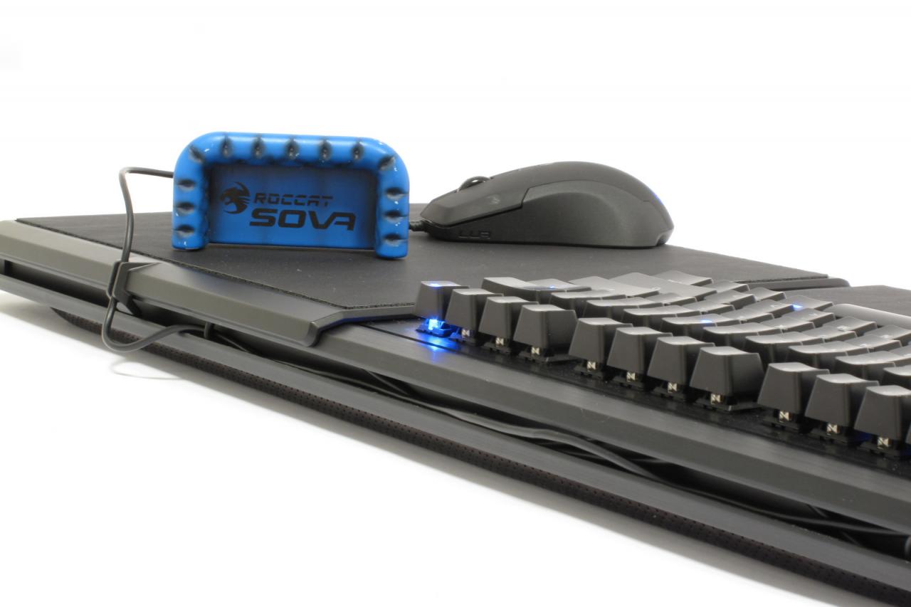 [04/07/2014] Roccat Sova (Prototyp): Das wohl ideale Eingabegerät für das Couch-Gaming hat Roccat am Start. Die Kombination aus Tastatur und Maus-Pad respektive Maus-Nutzfläche/-Ablage ist zur klassischen Steuerung von Spielen am (Mini)-PC, der Steam Box oder neuen Mikrokonsolen im Wohnzimmer gedacht.