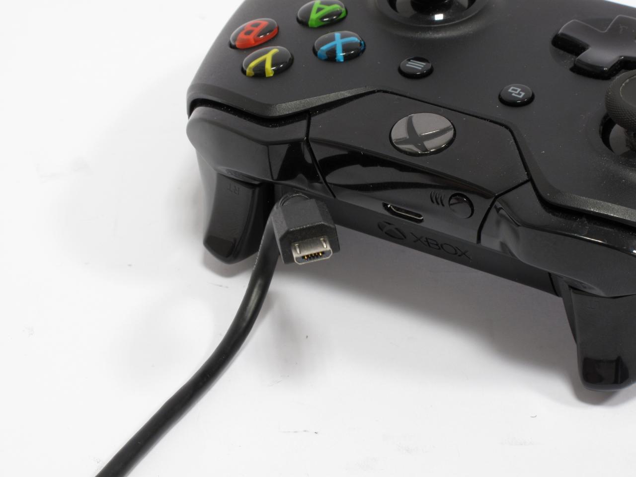 [04/07/2014] Seit Microsoft die Treiber in Windows 8.1 integriert hat, kann das Xbox-One-Gamepad verdrahtet (Mini-USB-auf-USB-Kabel) auch zur Steuerung von Spielen am Wohnzimmer-PC genutzt werden.