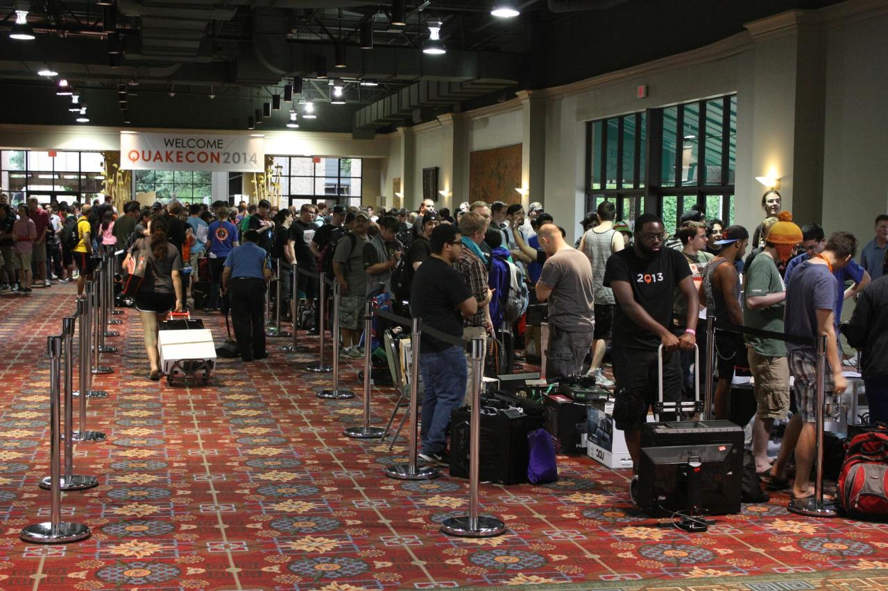 [23/07/2014] Erst registrieren, dann spielen: Hunderte von Besucher standen schon am Morgen des ersten QuakeCon-Tags in der Schlange.