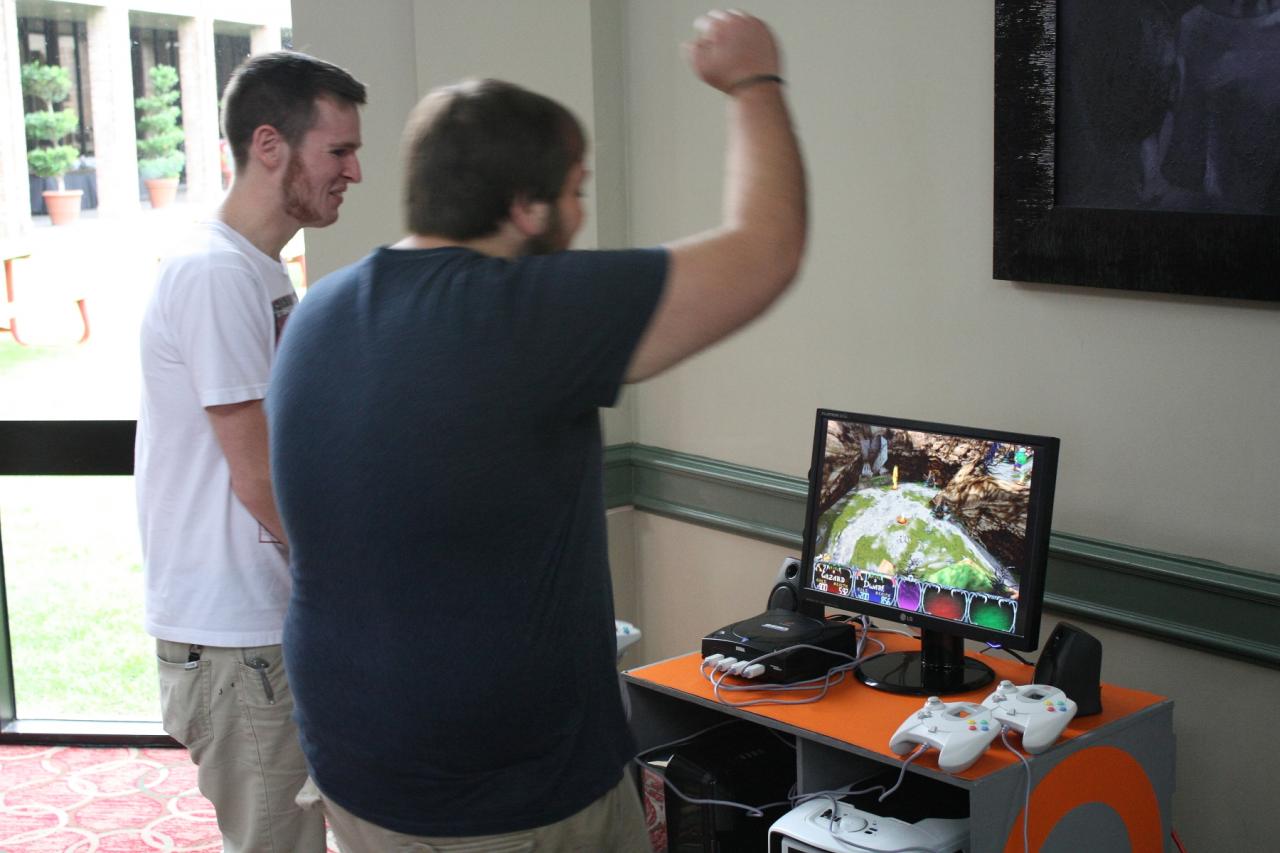 [23/07/2014] Diese zwei QuakeCon-Besucher vertrieben sich das Warten in der Registrierungsschlange mit einer Partie Gauntlet Legends auf einer mobilen Dreamcast-Spielstation.