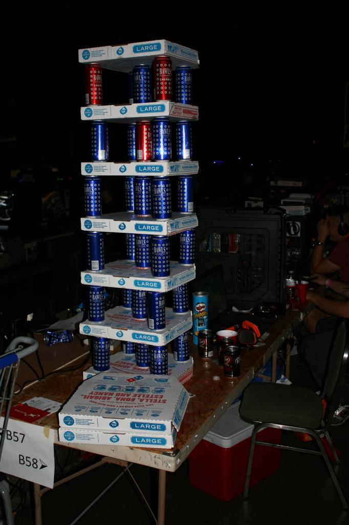 [23/07/2014] Spuren einer langen LAN-Party-Nacht: ein Turm aus leeren Pizzakartons und leeren Energy-Drink-Dosen.