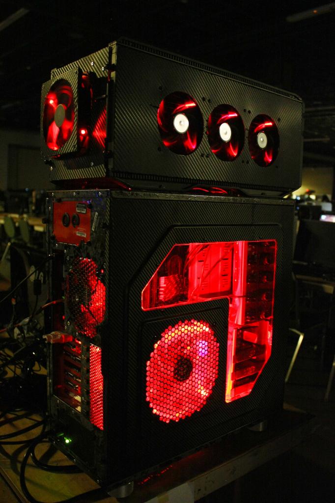 [23/07/2014] Wir wollen nicht wissen, was hier mehr Strom verbraucht: der PC oder dessen Lüfter.