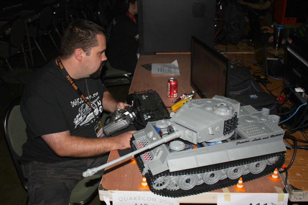 [23/07/2014] Case-Modder Adam Owen verpackte seinen PC im detail- und maßstabsgetreuen Modell eines Tiger-Panzers aus dem Zweiten Weltkrieg.
