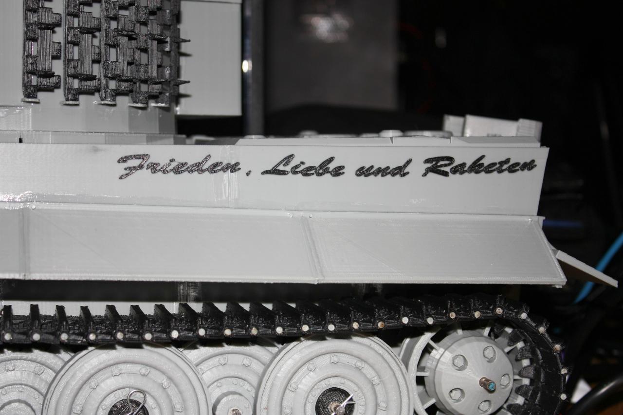 [23/07/2014] Das ins Deutsche übersetzte, inoffizielle Motto der QuakeCon wollten Adam Owens Freunde nicht auf einem US-Panzer sehen - also baute er einen deutschen Tiger.