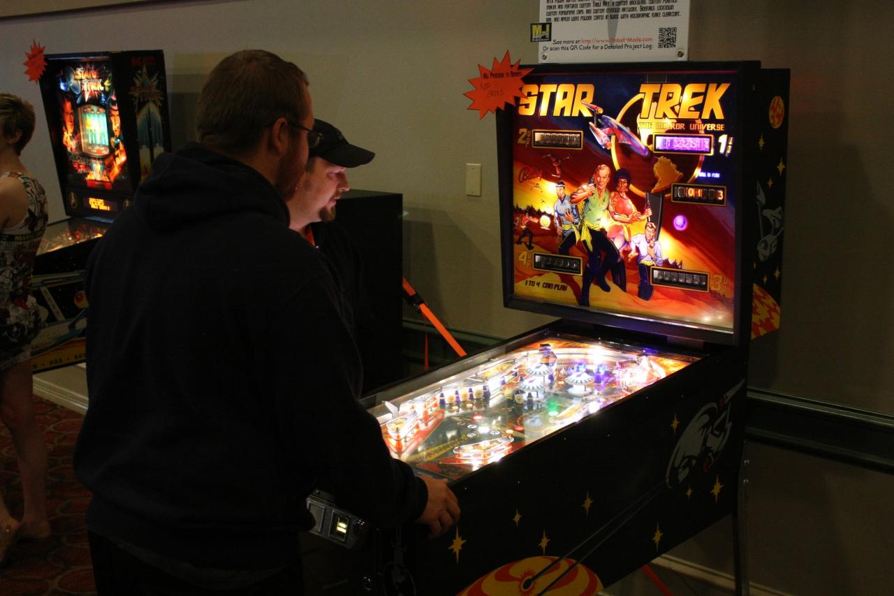 [23/07/2014] Faszinierend: Dieser Star-Trek-Flipper wurde in Handarbeit hergestellt und zum Verkauf angeboten - der Erlös ging ans Rote Kreuz.