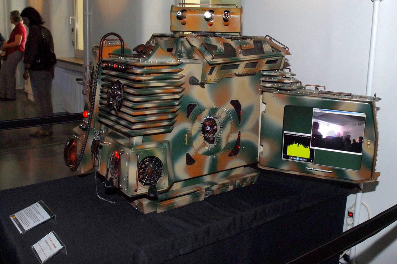 [19/07/2014] Case Modder Ali Abbas mit eigener Ausstellung in Stadtmuseum Schwabach - Größte Computermaus der Welt. (2)