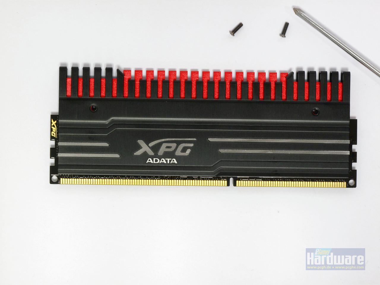 [14/08/2014] Mittelstück des XPG-V3-Kühlkörpers tauschen - Schritt 2: Sind die Schrauben demontiert, kann der vormontierte Kamm entfernt werden.