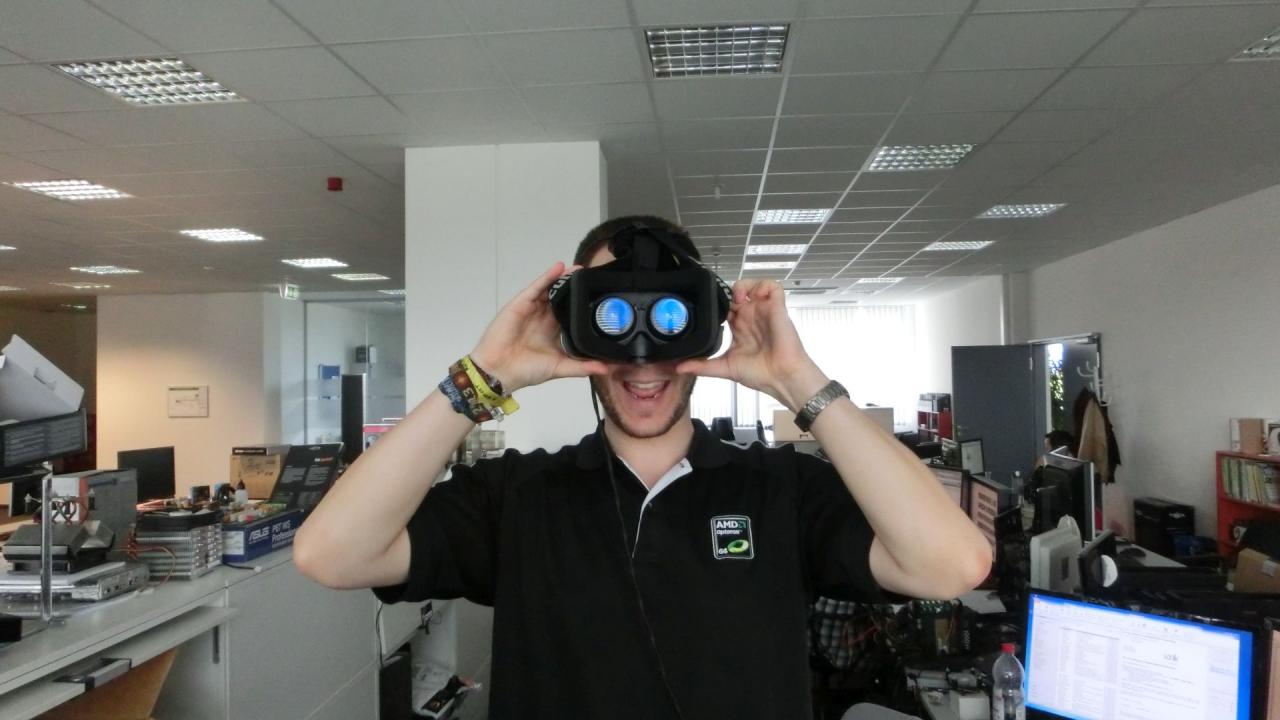 [15/08/2014] Während die meisten Kollegen mit der 3D-Brille hart zu arbeiten versuchen, ist Herr Vötter immer für eine Ablenkung zu haben. Seine großen Pupillen im Bild stammen nicht etwa von der Einnahme verbotener Substanzen, sondern von einem falsch herum getragenen Oculus Rift. Raff äußerte nämlich die Vermutung, dass Sam Fisher aus Splinter Cell das genauso gemacht haben könnte. Die Ähnlichkeit der beiden ist in der Tat unverkennbar.
