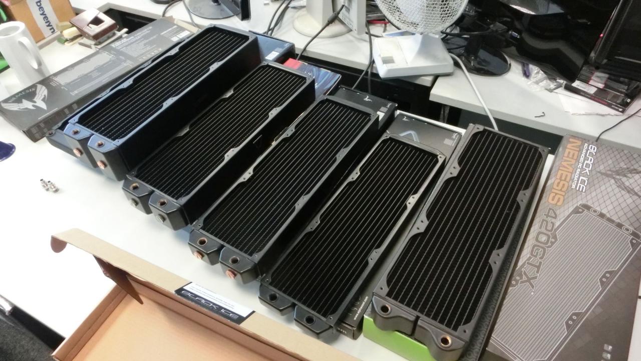 [15/08/2014] Unser neuer Kollege Torsten Vogel bringt einen Faible für die Planscherei mit. Um seine Vorliebe fürs Nasse in eine für den PCGH-Leser nützliche Bahn zu kanalisieren, drückten wir ihm einige Radiatoren in die Hand. Auf seinem Tisch breiten sich gleich mehrere dieser riesenhaften Kühlkörper aus, von denen Sie einen Test in der nächsten Ausgabe der PC Games Hardware lesen.