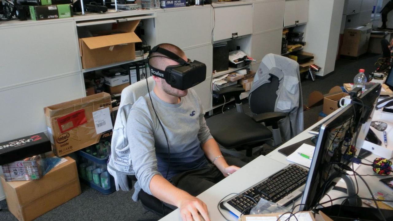 [15/08/2014] Unser freier Kollege Pit Trautner führt hier nicht etwa ein Modell der neusten Ray-Ban-Kollektion vor, sondern vollbringt eine ernste Aufgabe. Für einen Heftartikel sollen diverse Spiele auf ihre Tauglichkeit mit Oculus Rift geprüft werden. Dass andere Kollegen seine fehlende Rundumsicht für kleine Späße ausnutzen, versteht sich von selbst.