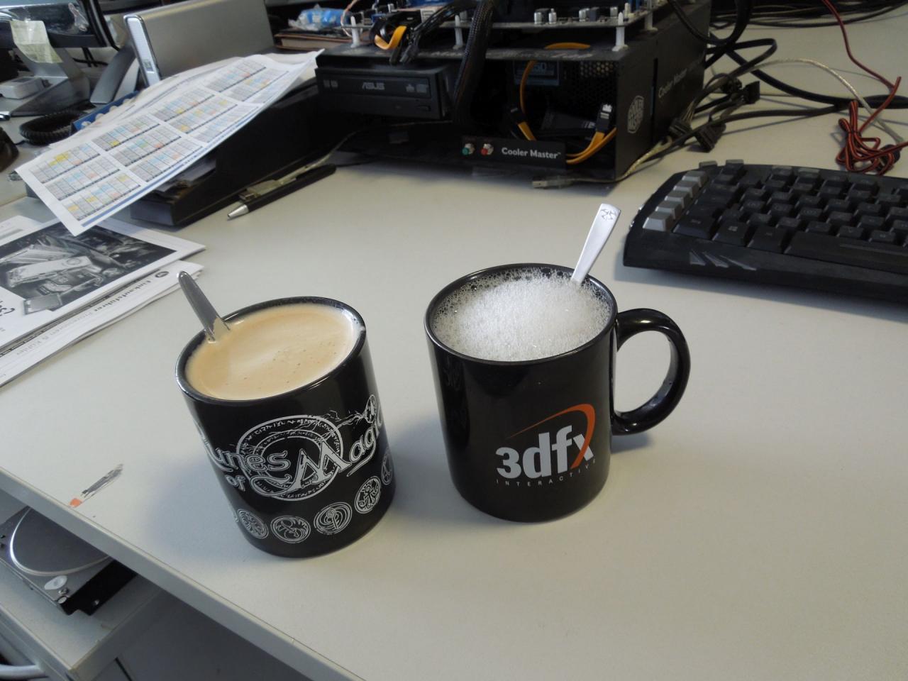 [29/08/2014] Herr Vötter ist vor allem durch seine 3dfx-Tasse bekannt, nicht zuletzt da diese einen quasi wöchentlichen Auftritt in dieser Artikelserie hat. Weniger bekannt ist allerdings, dass Raff die Tasse für reichlichen Kaffee-Genuss nutzt. Aufgrund des Volumens ist die 3dfx-Tasse dafür aber nicht besonders gut geeignet. Raff löst das Problem auf elegante Art und Weise, indem er sich den Kaffee zukünftig in zwei Trinkgefäßen heranschafft.