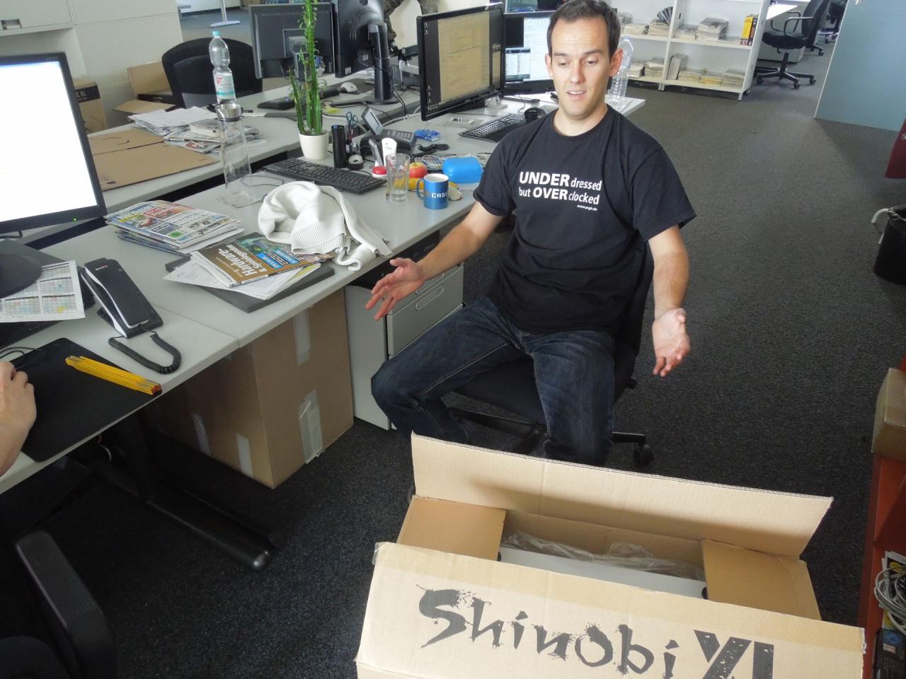[29/08/2014] Product Manager Waadt beklagt sich über das Gehäuse, das Trosten für seinen nächsten Artikel aus dem Lager herangekarrt wurde. Der Anlass für seine Erregung ist aber weniger, dass es den Weg fast komplett blockiert, sondern eher der, dass es sich nicht um eine hochwertige PCGH-Edition handelt.