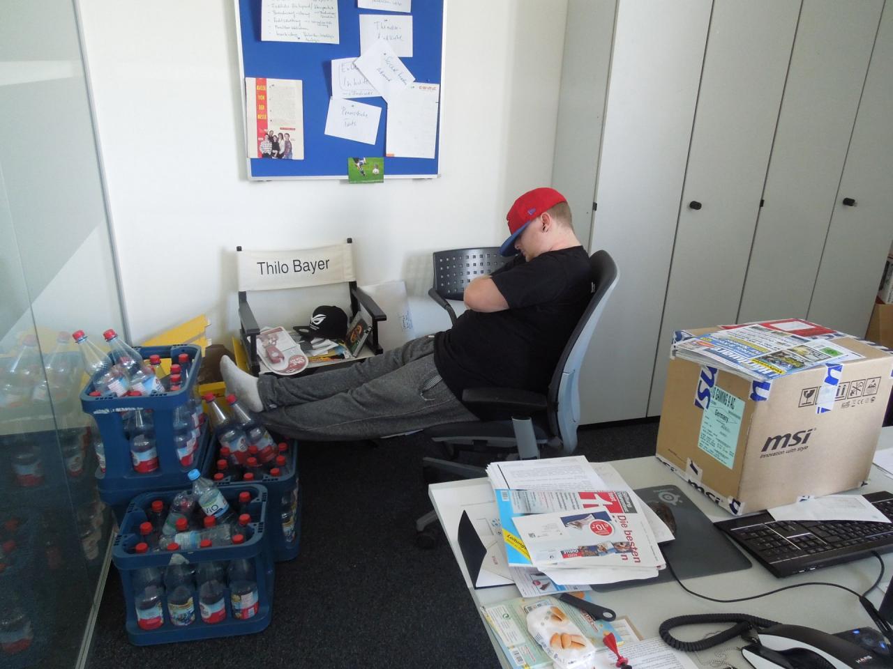 [29/08/2014] Gestört von den hart arbeitenden Kollegen aus der Abteilung für bewegte Bilder verabschiedet sich Video-Volo Marcus für seinen Schönheitsschlaf. Zu diesem Zweck wird das aufgrund eines Urlaubs leerstehende Büro unseres Chefredakteurs schon mal einer neuen Verwendung zugeführt. Na wenn das Meister Thilo mitbekommt...