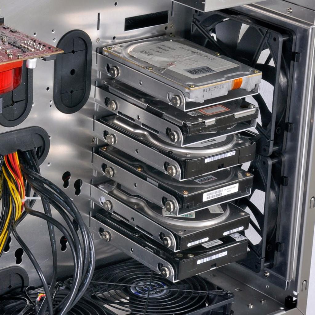 [01/08/2014] Lian Li PC-V2130: Gedämmter Big-Tower mit 95-Liter-Innenraum ab 399 Euro (16)
