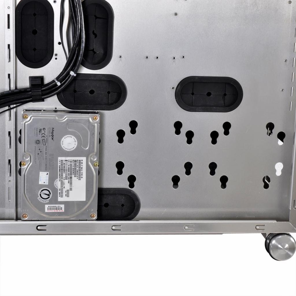 [01/08/2014] Lian Li PC-V2130: Gedämmter Big-Tower mit 95-Liter-Innenraum ab 399 Euro (11)