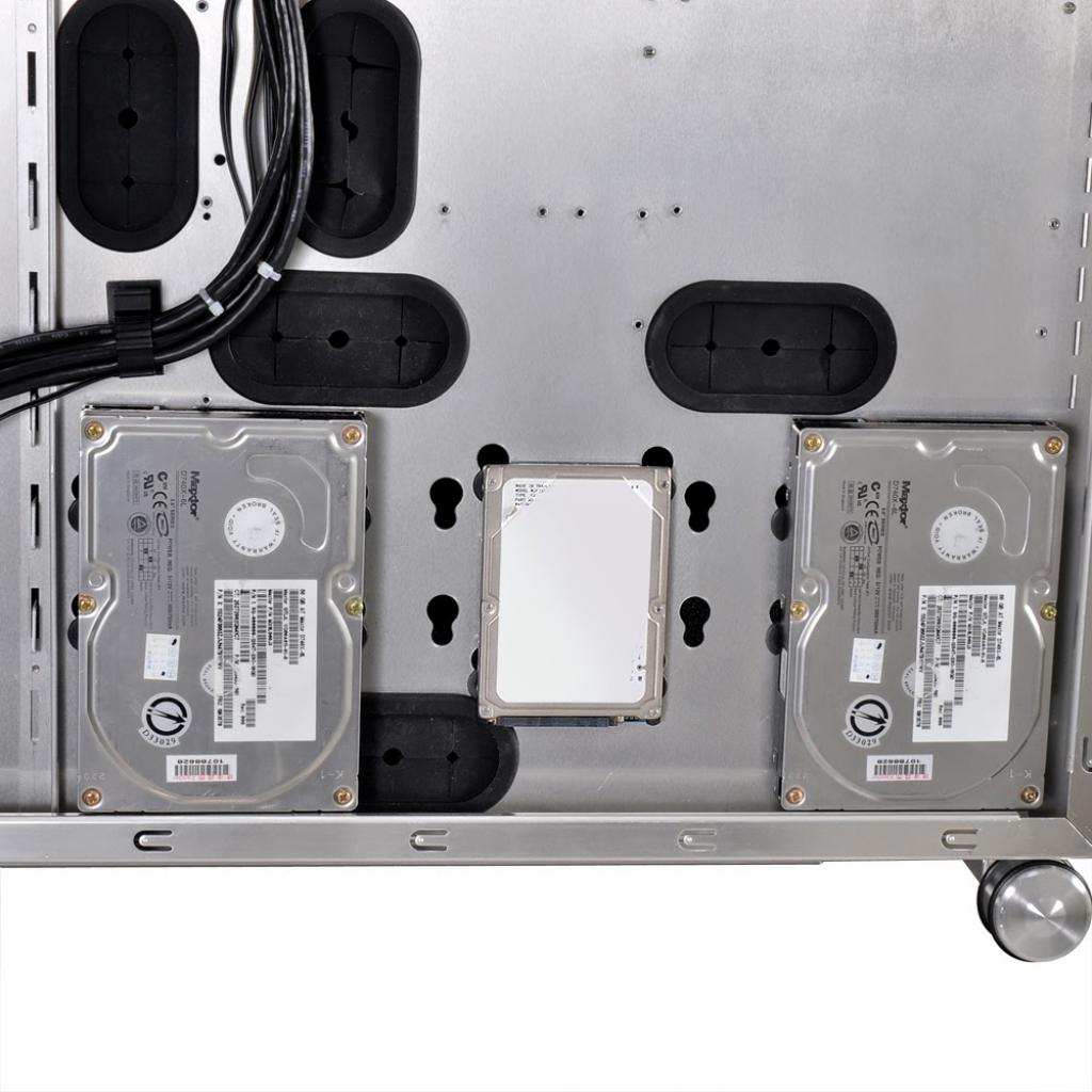 [01/08/2014] Lian Li PC-V2130: Gedämmter Big-Tower mit 95-Liter-Innenraum ab 399 Euro (13)