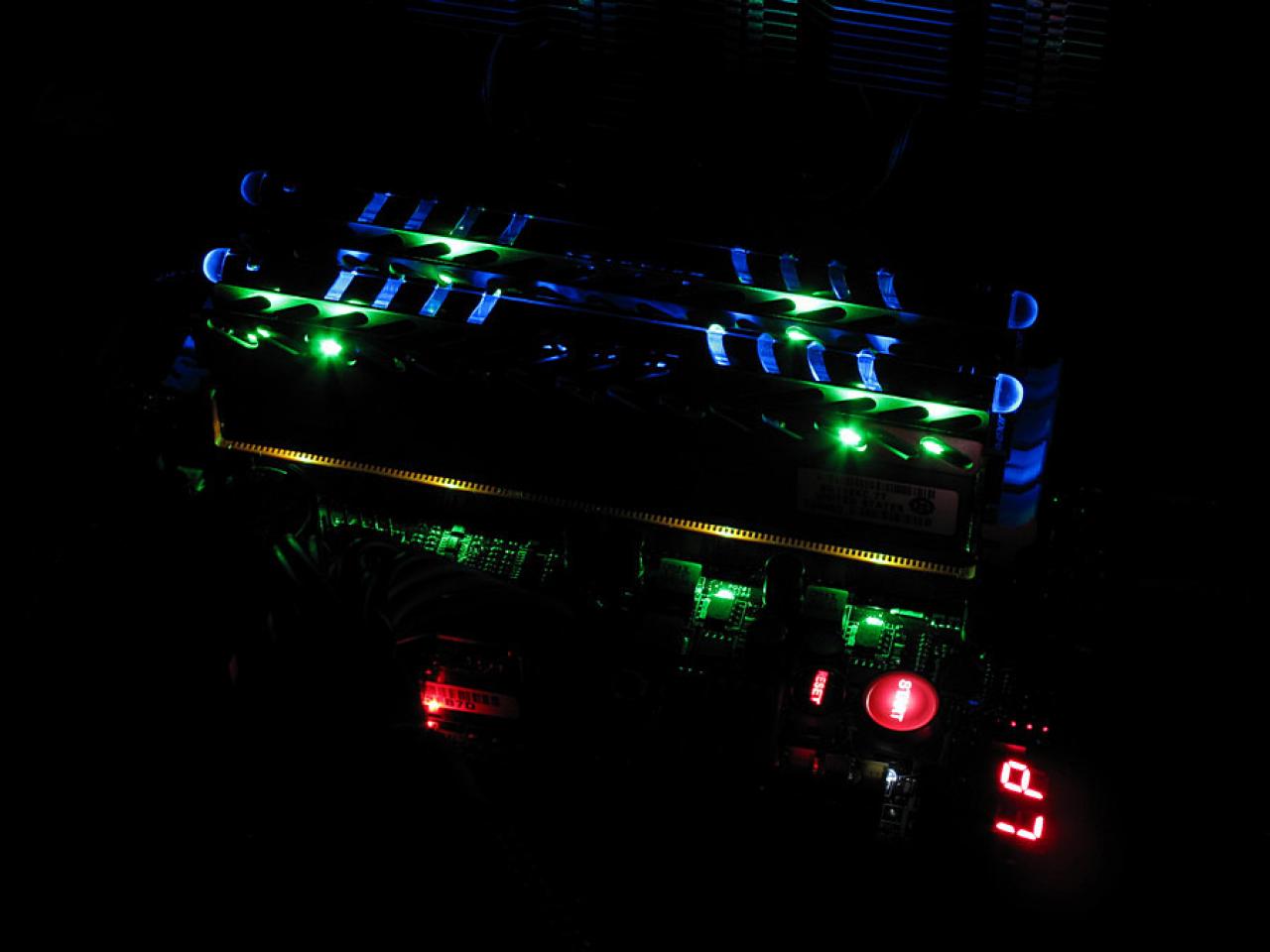 [01/08/2014] Update vom 02.08. mit leuchtenden RAM-Sticks in Lichtschwertoptik (3)