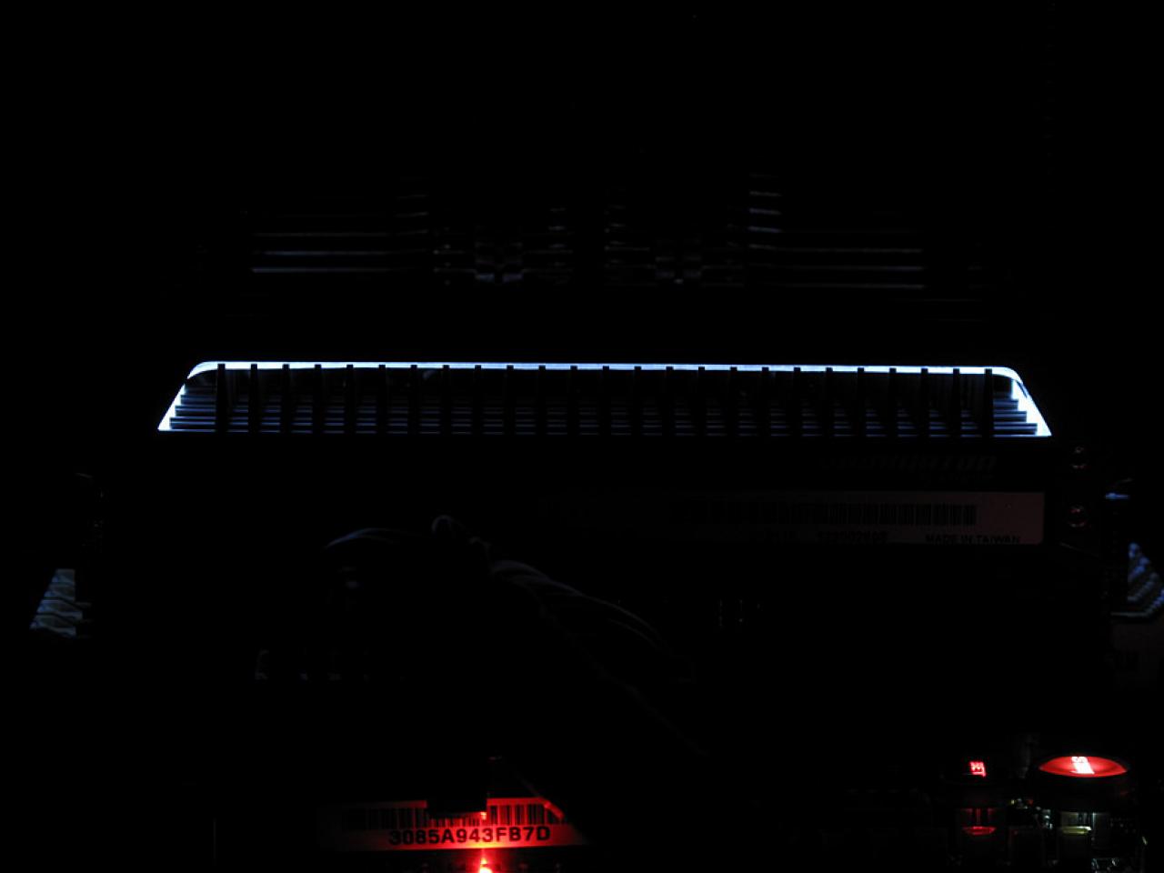 [01/08/2014] Update vom 02.08. mit leuchtenden RAM-Sticks in Lichtschwertoptik (4)