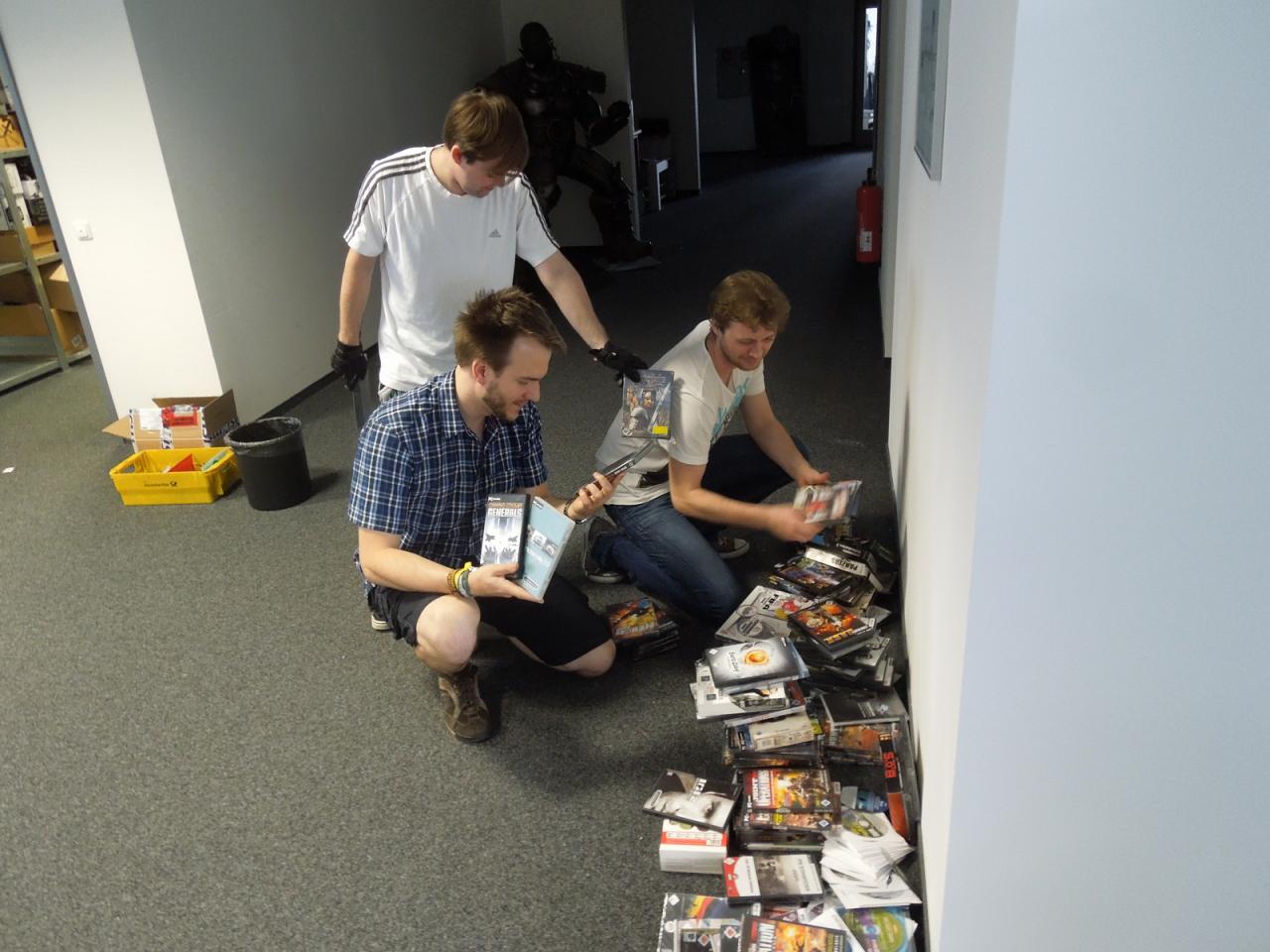 [01/08/2014] Wenn wir unser Spiele-Archiv ein wenig ausmisten und alphabetisieren, dann finden selbst die Kollegen noch ein paar Spiele-Perlen. Zumindest scheint das für den Kantenglättungsspezialisten Raff sowie den PCGH-Mentalisten Phil zuzutreffen. Und unser Prakti Raphael übernahm diese Aufgabe gerne, konnte er den Kollegen doch an seinen letzten Arbeitstagen noch einmal eine Freude machen. Allerdings war uns nicht so recht klar, warum Herr Ittner für seinen letzten Job Handschuhe trug, Spieleleichen hatten wir nämlich nicht in unserem Archiv ...