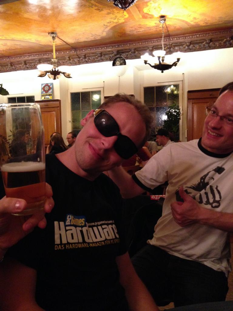 [01/08/2014] 3.8.2014: Wie es sich für einen guten, von uns sehr geschätzten leitenden Kollegen gehört, lud natürlich auch unser Don Alberto zu einem finalen Umtrunk in eine lokale Kneipe. Wie Sie sehen können - das Bild entstand kurz vor Ende der äußerst zünftigen Feier - haben wir unserem Orga-Marco einen würdigen Abschied geliefert. Ob Herr Albert allerdings wehmütig lächelt oder froh ist, dass er keine Wochenpläne mehr machen muss, wollte Marco nicht verraten. Wie auch immer, alles Gute nochmal von den Ex-Kollegen! :)
