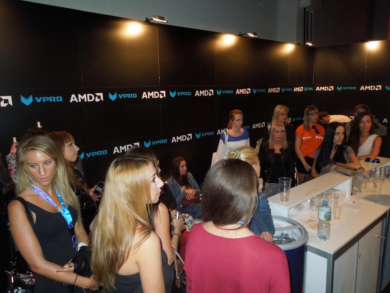 [22/08/2014] 24.8.2014: Wenn wir unseren Spieleonkel auf die Gamescom schicken, dann dreht er nicht nur mit seinem Namensvetter und Youtuber Frank (Sirius) unterhaltsame Hardware-Videos. Der Redaktions-Oldie hat auch immer ein Auge für schöne Messebilder abseits von Mäusen, mechanischen Tastaturen und Spielen. So schlich er sich einfach mal beim Rapoo-/Vpro-Hostessen-Briefing ein, um für Sie gleich einen Haufen hübscher Ladys abzulichten.