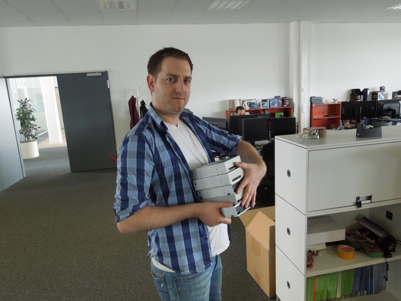 [22/08/2014] Na, Don Stone Staudacher, das ist aber ein mickriges Türmchen, das konnten wir aber schon mal besser. Zur Ehrenrettung unseres Importredakteurs muss allerdings gesagt werden, dass es so viele neue DVD-/Blu-ray-Laufwerke nicht mehr gibt und Herr Staudacher schon Schwierigkeiten hatte, so viele von ihm teils als echte Krachschläger im PC entlarvte Geräte für den Test zusammen zu bekommen.