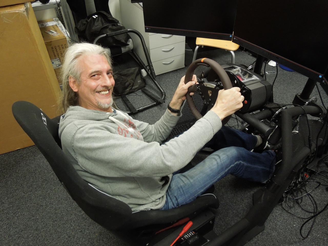 [22/08/2014] 24.8.2014: Da hat unser Spieleonkel schon wieder seinen Spaß und ist nebenbei noch stolz wie Oscar, dass er es geschafft die ultimativen Eingabegeräte für den virtuellen Rennsport vom Branchenprimus Fanatec für seinen Lenkradtest zu organisieren. Und da er die ersten Probefahrten aufgrund seines Gamescom-Besuchs dem Kollegen Loske überlassen musste, schlich sich der Redaktions-Dino immer wieder von seinem Arbeitsplatz weg, um ein paar Runden auf der Nordschleife zu drehen - zu Lenkrad-Testzwecken versteht sich.