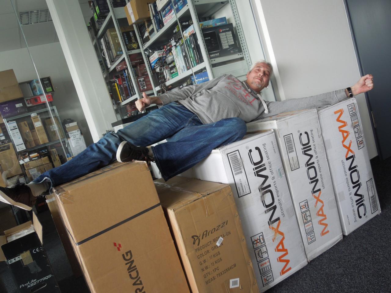 [22/08/2014] 24.8.2014: Noch kann sich Herr Stöwer einen lauen Lenz machen, denn der Kelch, sogenannte Gaming Chairs zu testen, ist für die just abgeschlossene Ausgabe noch einmal an ihm vorüber gezogen. Zumindest die Kartons der Sitze kann das ja doch schon etwas ältere PCGH-Urgestein für kurze Pausen nutzen. Wie uns der Spieleonkel berichtete und man auch sieht, haben die Kartons den Bequemlichkeitstest aber schon einmal verloren.