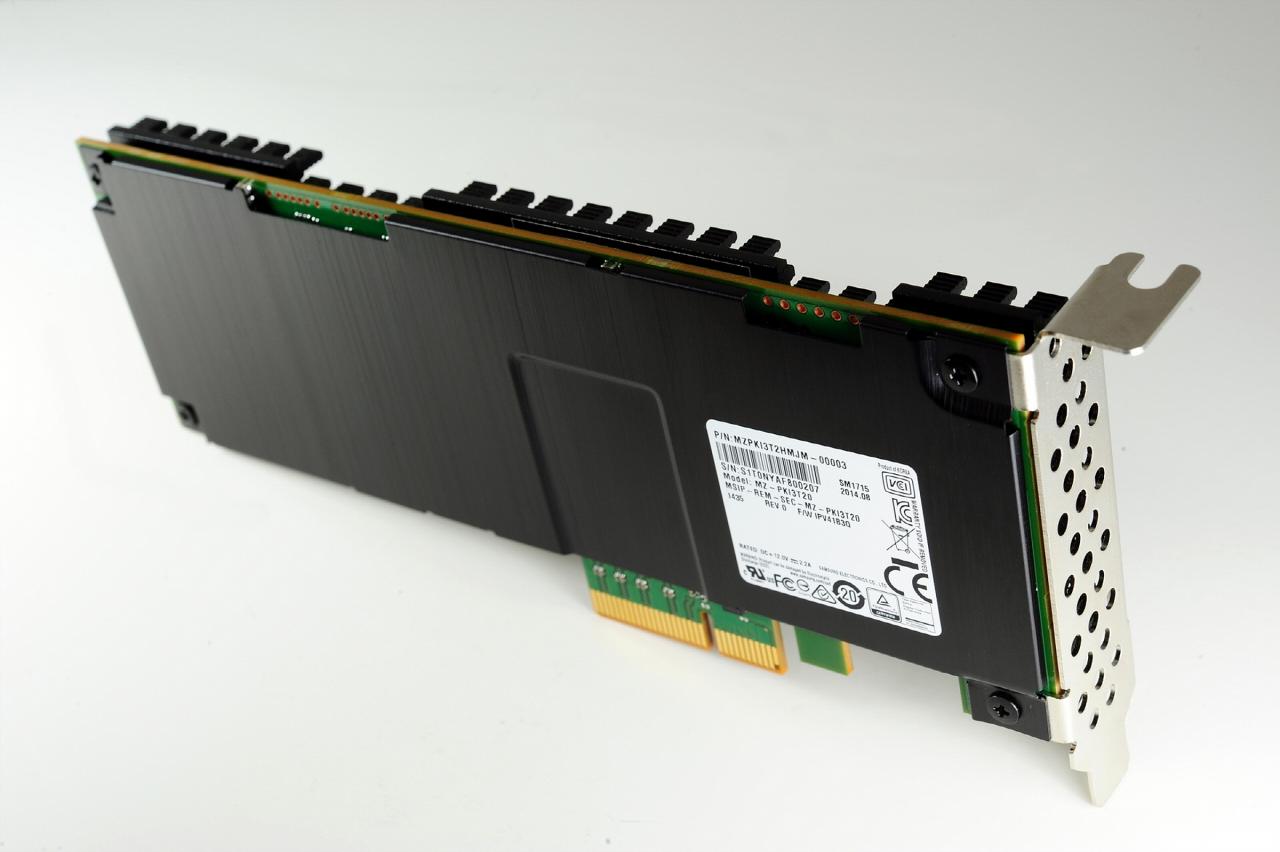 [28/09/2014] Samsung startet Produktion von NVMe-SSDs mit 3D-V-NAND-Speicher: bis zu 3.000 MByte/s Lesegeschwindigkeit (3)