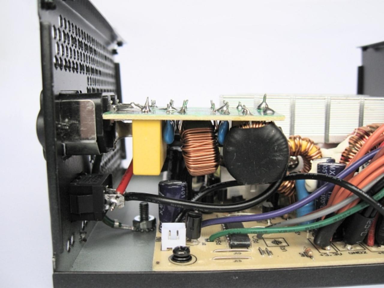[23/09/2014] MS-Tech Value Edition 950W: PCGHX-Test an der Chroma (11)