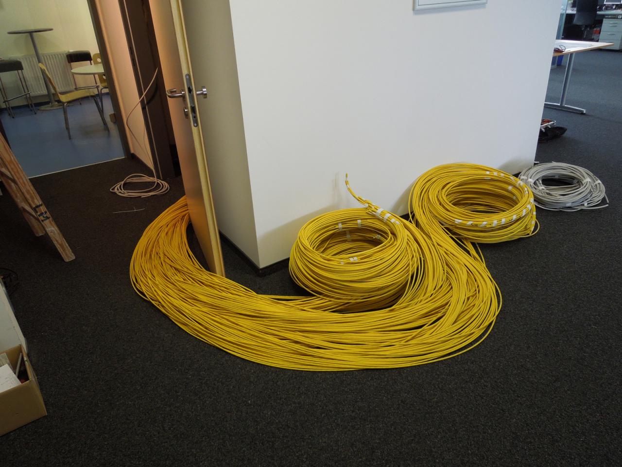 [12/09/2014] Wie viele Meter Kabel das sind, wissen wir selbst nicht. Was aber fest steht, ist die Tatsache, dass in der vergangenen, aber auch noch der kommenden Woche, all diese Kabel, die aus dem neuen Serverraum kommen, noch quer durch die Redaktion verlegt werden müssen. Dass diese Arbeiten mit einer gewissen Lautstärke verbunden sind, haben wir akzeptiert - außer Raff, der Handwerkern grundsätzlich das laute Arbeiten verbieten will (