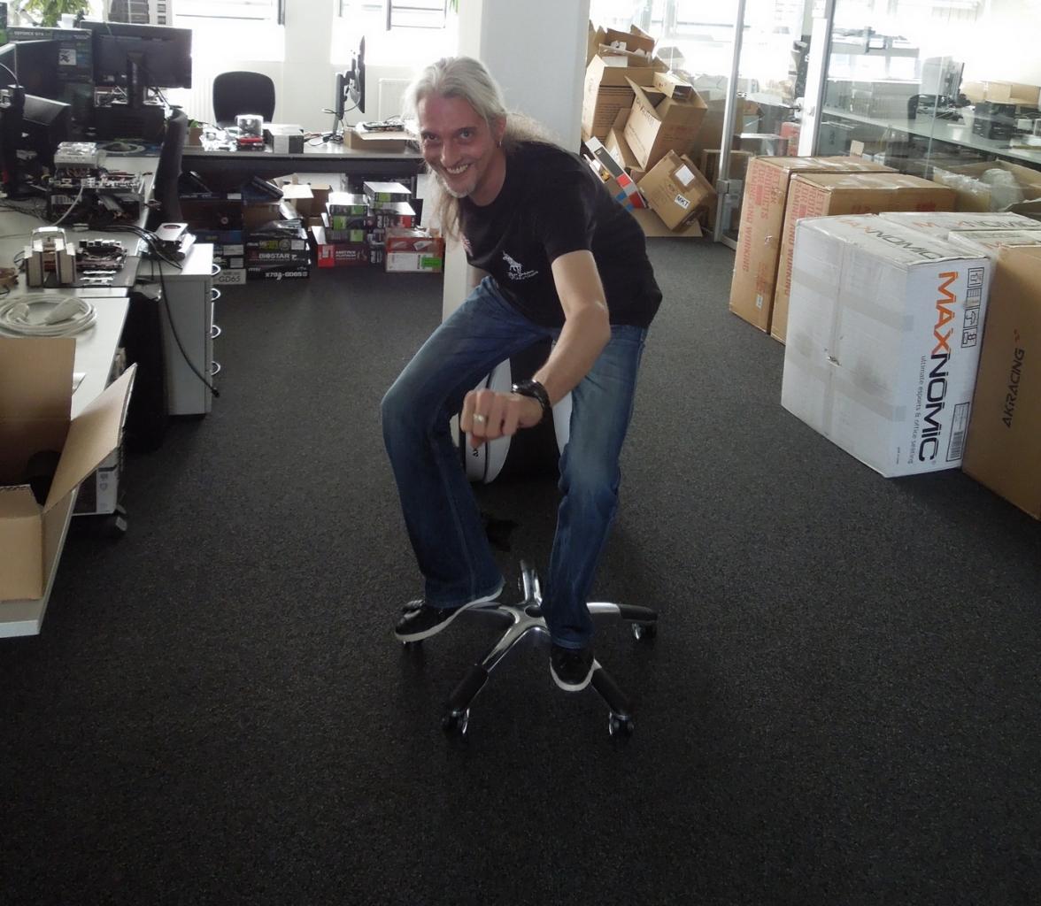 [12/09/2014] Trotz harter Arbeit ist Herr Stöwer, der selbst ernannte Papst für mechanische Tastaturen, immer für einen Spaß zu haben. Um zu testen, wie leichtgängig die Rollen der Gaming-Seats ausfallen, macht der Spieleonkel zur Belustigung seiner Kollegen den von ihm selbst entwickelten Surf-Test. Leider konnte der ergraute Herr nicht verhindern, dass hinter seinen Rücken gemunkelt wurde, er arbeite an der Neuauflage des Silver-Surfer-Films.