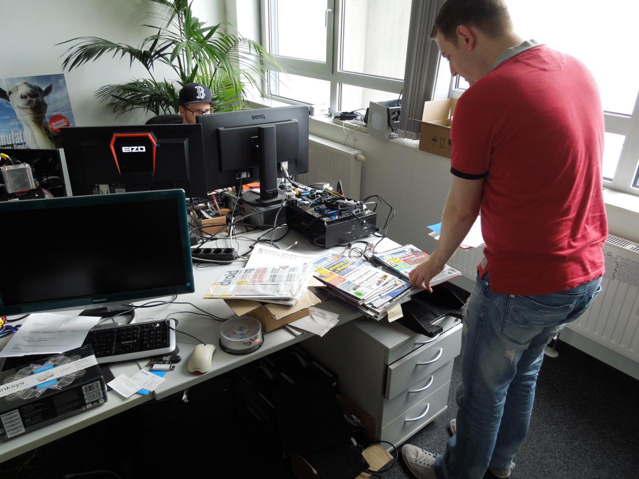 [19/09/2014] Als hätte er es Don Stone Staudacher bereits geahnt, dass ein Bild seines Schreibtisch-Chaos wieder in der Bilder-der-Woche-Rubrik auftauchen könnte, fing er am Freitagmorgen damit an, hier klar Schiff zu machen. Wie dieses Foto beweist, ist ihm das auch sehr gut gelungen. Spätestens wenn er sich jedoch selbst die Bilder hier anschaut wird er merken, dass die Aufräumarbeiten zwar gründlich waren, er aber leider zu spät damit begonnen hat - de Arbeit hält nun mal vom Aufräumen ab!