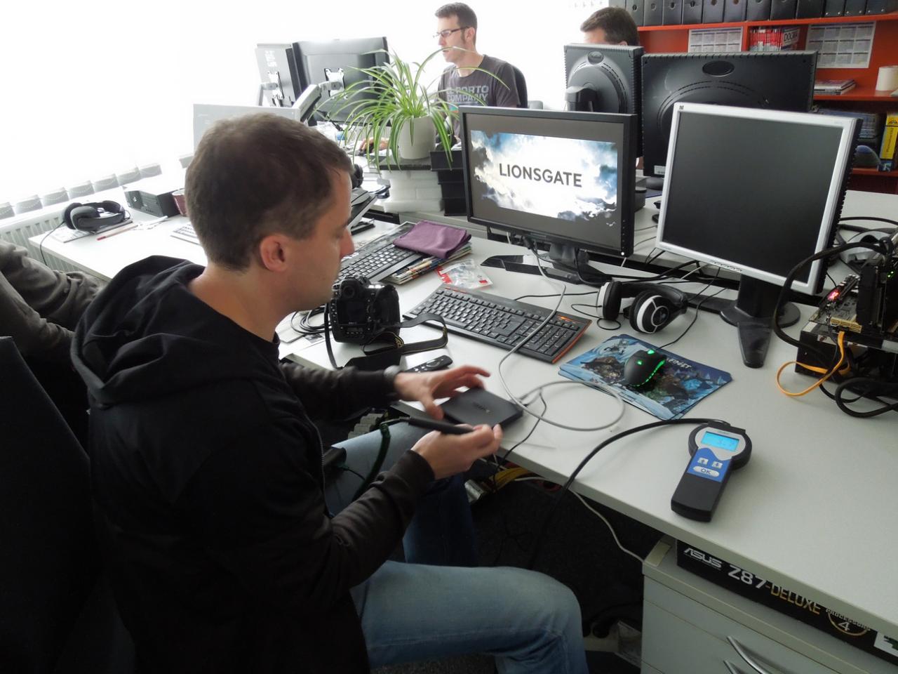 [26/09/2014] Wenn sich der Meister ein Technik-Spielzeug wie Amazons Fire TV gönnt und im Netz noch gar keine fundierten Tests zu finden sind, dann legt er halt selber Hand an und wird zum Tester. Hier überprüft Cheffe gerade die Hitzewicklung an dem kleine Kasten und stellt fest, das der ganz 