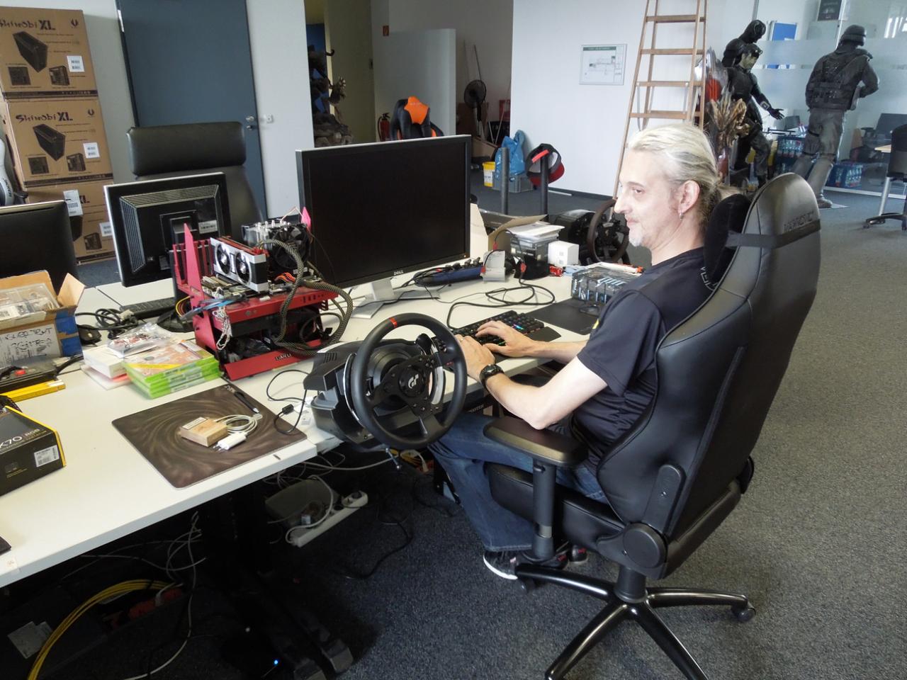 [26/09/2014] Need for Seat Commander S III heißt der schöne Gaming-Stuhl, den sich der Spieleonkel nach seinen Tests gesichert hat. Und wenn man ganz ehrlich ist, sieht der Redaktionsälteste auch ein wenig so aus, als würde er sich ein wenig wie ein Kommandeur fühlen. Zumindest hört man ihr voller Stolz auf sein neues Sitzmöbel jeden Morgen sagen 