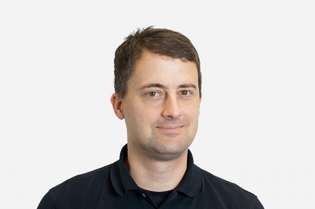 [19/09/2014] Nvidias Partner Programm ist natürlich ein Shitstorm mit Ansage. Vor allem, weil Nvidia dazu schweigt und nur auf einen dünnen Artikel auf ihrer Webseite verweist, wo das Programm rudimentär erklärt wird. Mich würde interessieren, ob sich das für Nvidia wirklich lohnt oder gelohnt hat. So hat man nur negative PR bekommen und AMD macht zusammen mit den Partnern aus der Not eine Tugend und legt eigene Serien auf. Was bringt das am Ende? Sind die Marken der Grafikkartenpartner wie ROG, GAMING oder AORUS wirklich SO stark geworden, dass Nvidia so mit Exklusivität gegensteuern muss? Und wie passt das Ganze zu den Founder’s Editions, wo Nvidia eine eigene Marke gegen die starken Brands aufbauen will? 